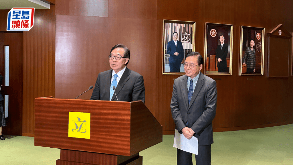 經民聯主席盧偉國(左)形容兩電減價「有喜有憂」。常彧璠攝