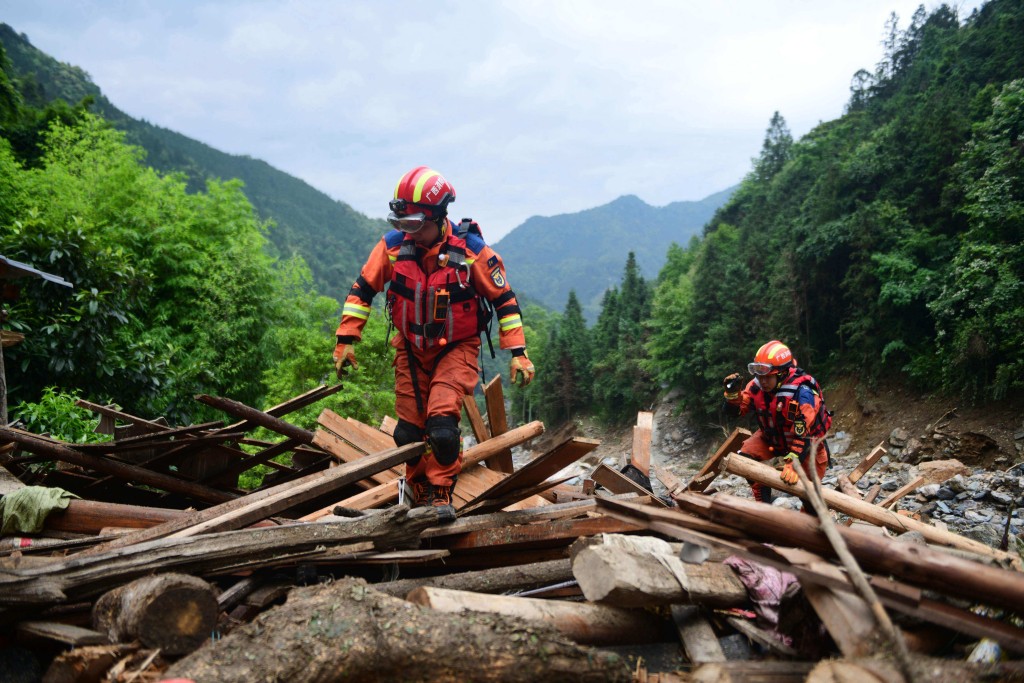 廣西桂林市龍勝各族自治縣泗水鄉三舍村突發山洪災害，救援人員在現場展開救援。 中新社