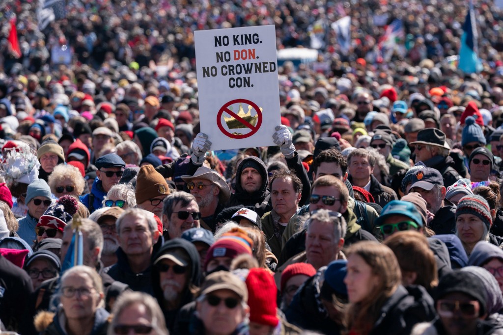 紐約曼哈頓亦有數千人集會，荷里活影星羅拔迪尼路在場發言。路透社