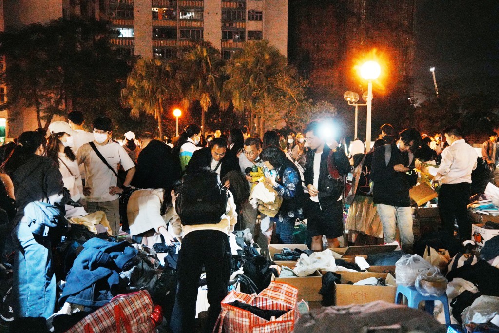 多名熱心市民帶同大量物資到廣福商場平台派發。