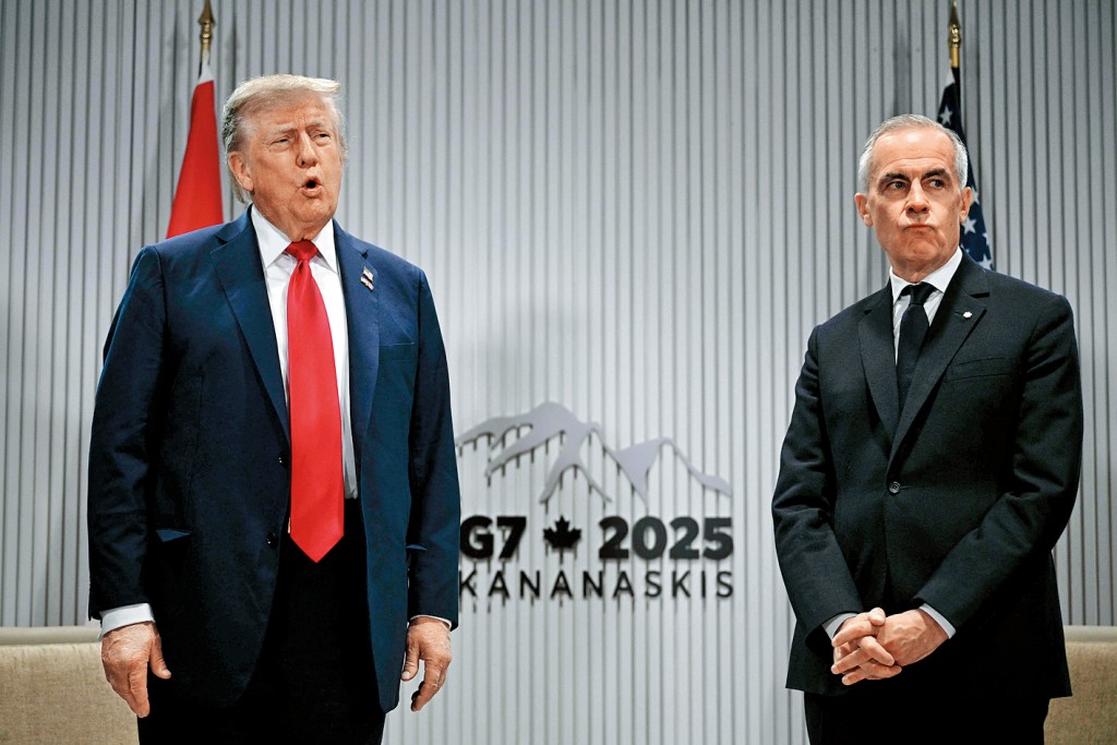 特朗普已致函加總理卡尼(右),宣布將向加國徵收35%關稅。