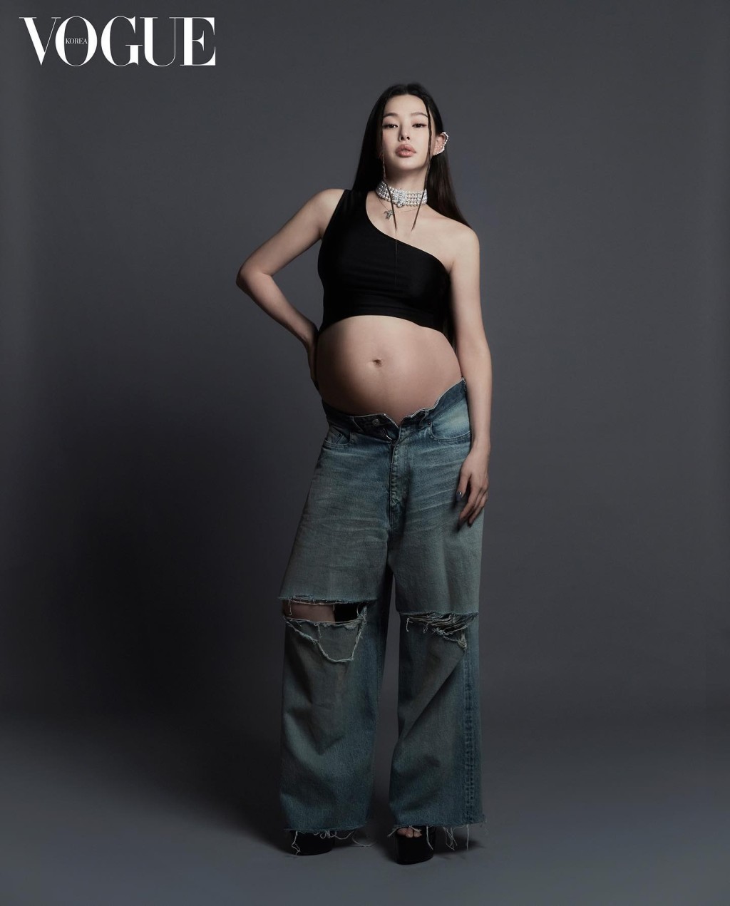 李荷妮個肚好巨。(韓國版《VOGUE》照片)