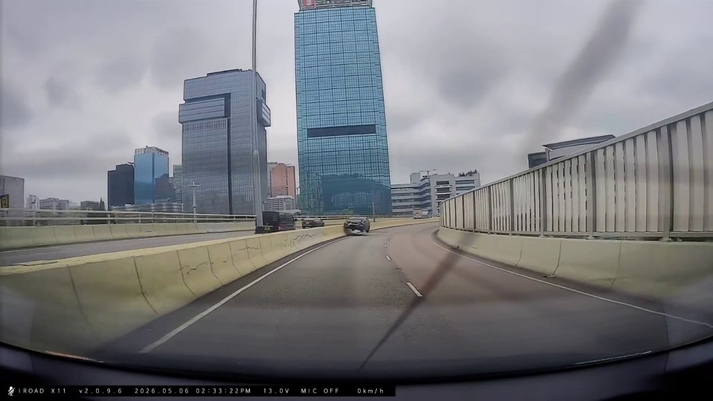 豐田私家車再次撞壆,全車頓時彈起。fb「車cam L(香港群組)」TrustworthyLizard7713片段截圖 豐田私家車再次撞壆,全車頓時彈起。fb「車cam L(香港群組)」TrustworthyLizard7713片段截圖
