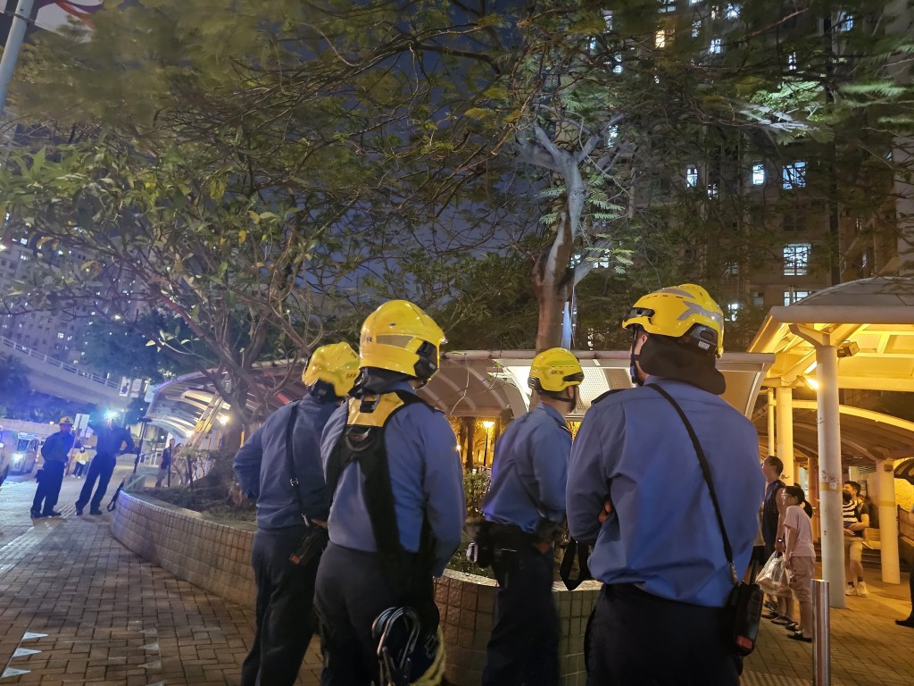 消防及警方接報到場協助。FB:筲箕灣西灣河關注組 消防及警方接報到場協助。FB:筲箕灣西灣河關注組