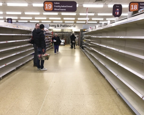 英国民众抢购粮油食品。AP图片