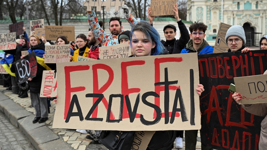 民眾在基輔集會，呼籲當局救出馬里烏波爾的戰俘。 路透社
