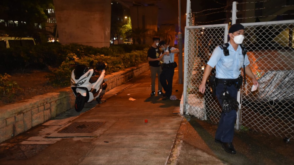 入夜後警方繼續搜證。
