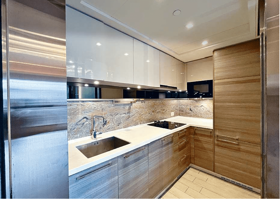 厨房设有L字形厨柜，可提供大收纳空间。