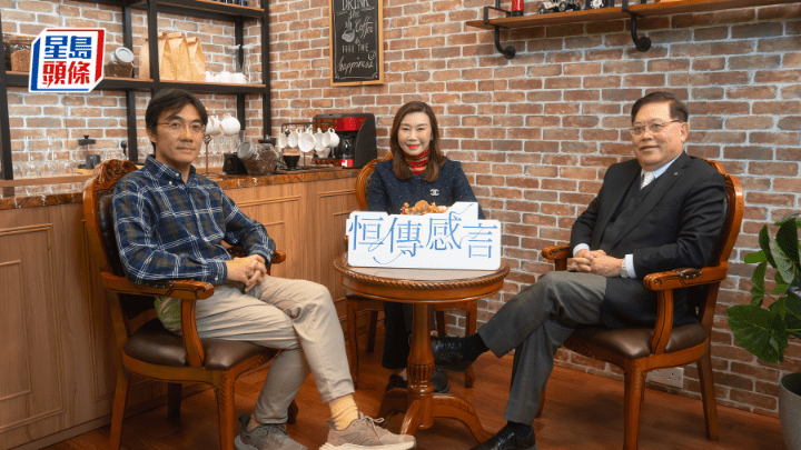 Ben Sir 歐陽偉豪(左)為學生「義診」,助他們解開心結 。 恒大提供
