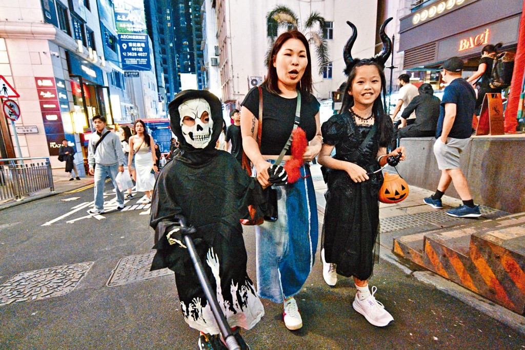 每年萬聖節，蘭桂坊必成「厲鬼熱點」，街道上均是精心打扮的大小「鬼怪」。