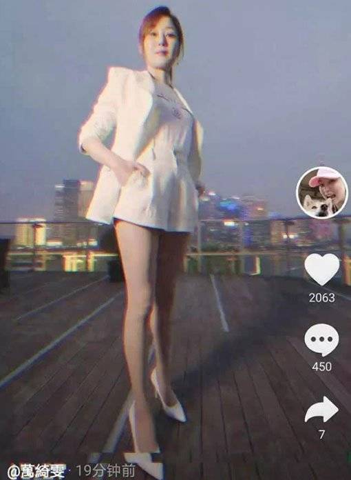 蚊蚊間中都會騷42吋招牌長腿。