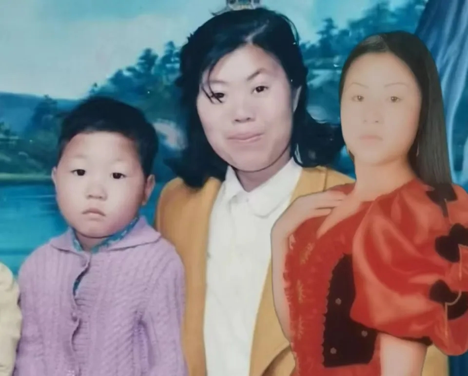 李林將自己的照片和弟弟媽媽的照片拼在一起的合照。 李林將自己的照片和弟弟媽媽的照片拼在一起的合照。