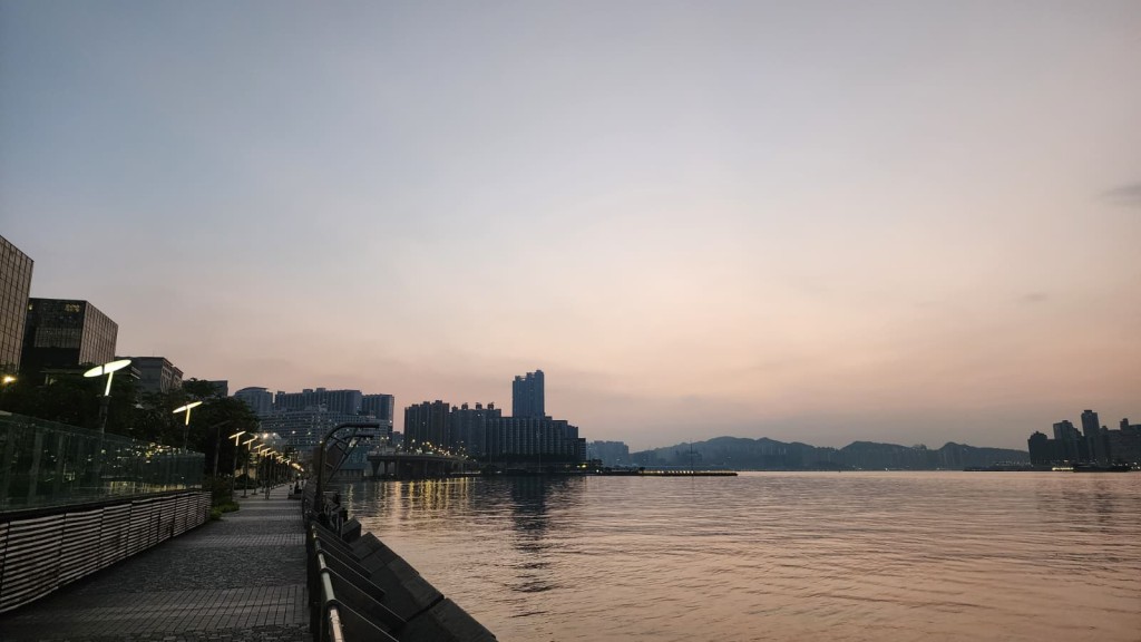 10月1日較後時間天氣則受高空反氣旋減弱速度及季候風抵達時間兩大因素牽制,不確定性較高。 10月1日較後時間天氣則受高空反氣旋減弱速度及季候風抵達時間兩大因素牽制,不確定性較高。