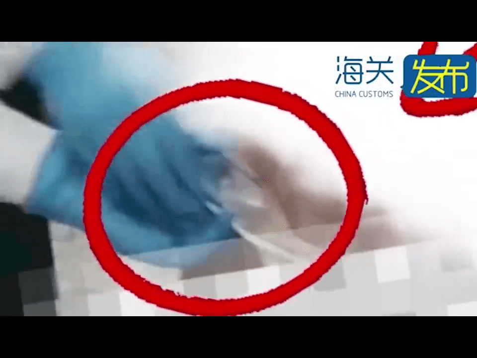 海關在男客內褲搜出一個塑膠袋。 海關發布 海關在男客內褲搜出一個塑膠袋。 海關發布