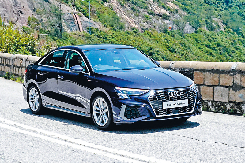 ●新一代A3 Sedan 35TFSI
配有全套原廠S-Line包圍，配合前
後拋沙板設計，賣相跑格，售價為$329,900起。