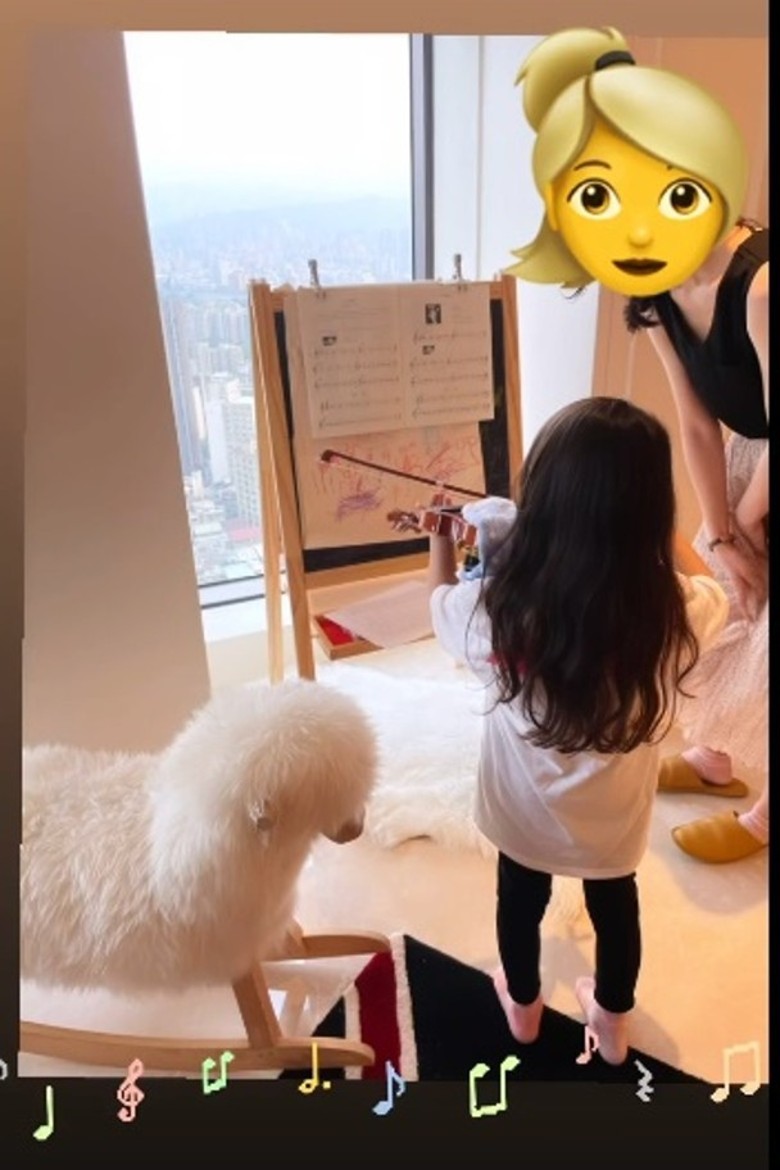 小周周也懂得拉小提琴。