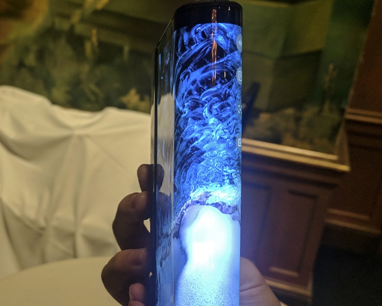 三星研發首部可左右對摺的智能手機。AP