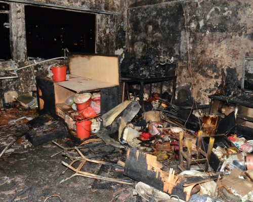 消防初步相信是單位內燒香，引致起火。
