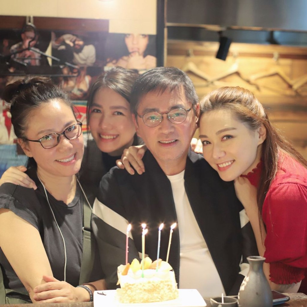 靚湯與父母及妹妹一家幸福美滿。