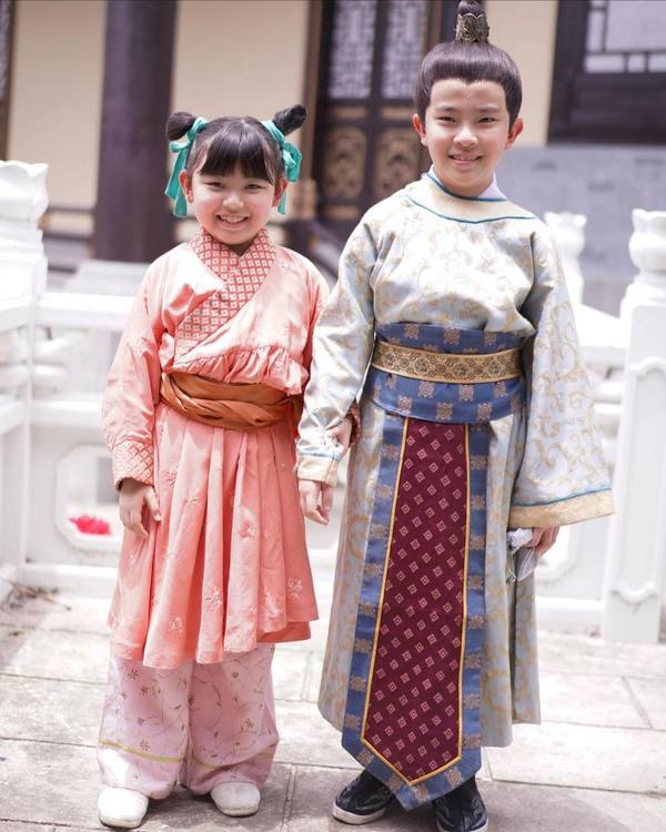 刘宸熙与黄语芊在《痞子殿下》中饰演周嘉洛和JW王灏儿的童年版。
