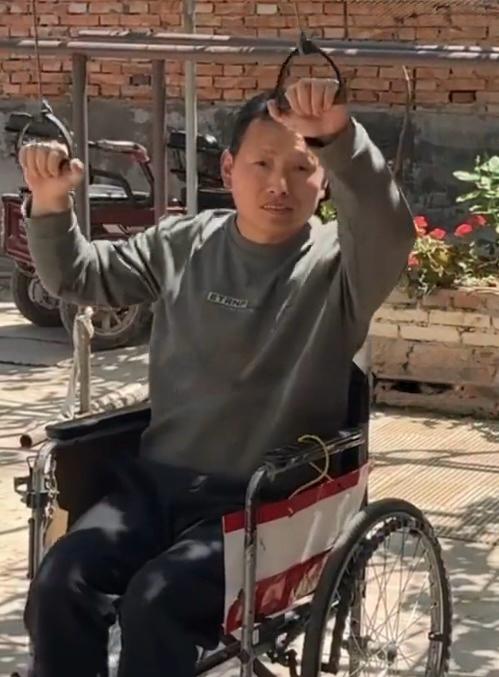 其丈夫进行康复治疗。小莉帮忙