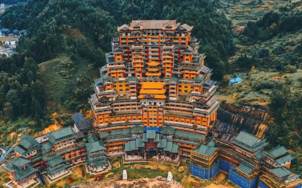 貴州獨山縣舉債興建的「天下第一水司樓」，一度淪為爛尾樓。小紅書＠赤膽忠心Moss