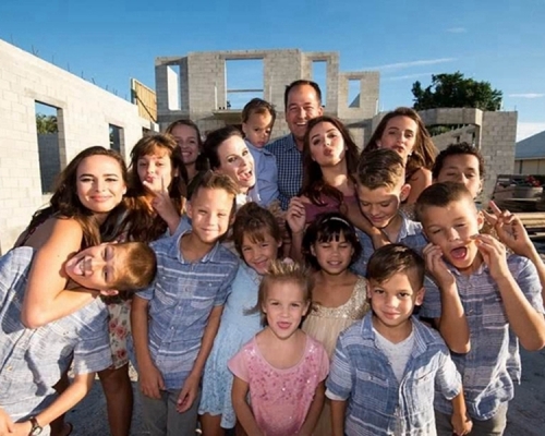 最大的孩子21岁，最小的仅有2岁。网图