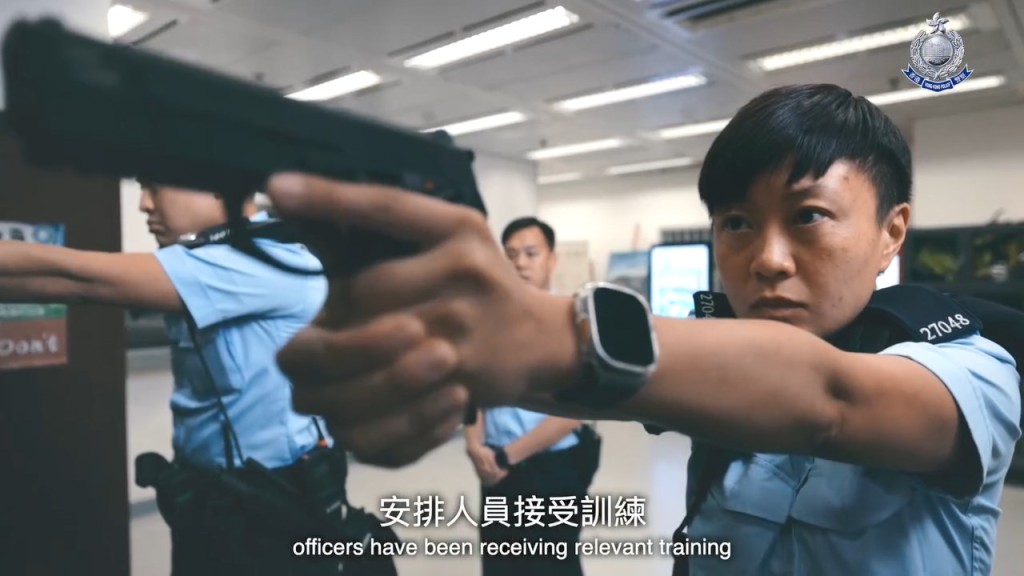 警方在今年公布「更換手槍計劃」，並引入兩款中國制曲尺手槍。