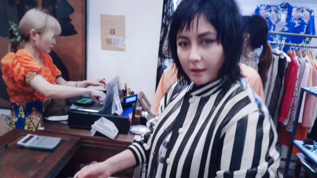 到中古店入货。