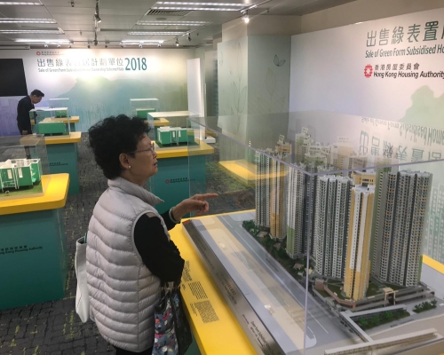 房委會今早派發麗翠苑單位的價單及售樓說明書。