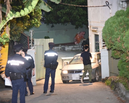 軍地北村村屋鍍膜公司遭私家車撞閘。
