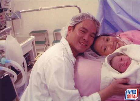 梁小冰於2007年誕下兒子。
