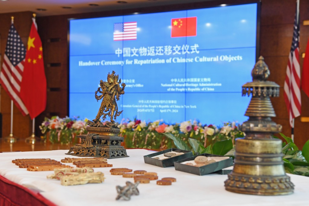中方17日在紐約接收美方返還的38件中國流失文物藝術品。 新華社