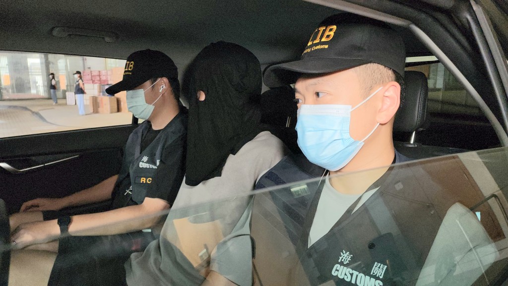 海關拘捕4名男子，年齡介乎30至45歲。