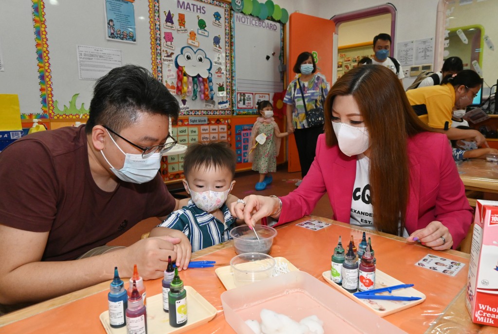 執行校董蔡加敏和小朋友及家長一起試玩遊戲，她表示，對家長和小朋友如此反應熱烈感到高興。