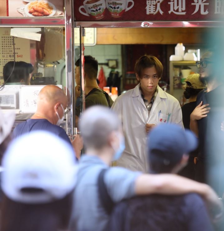 扮演茶餐廳待應，入型入格。
