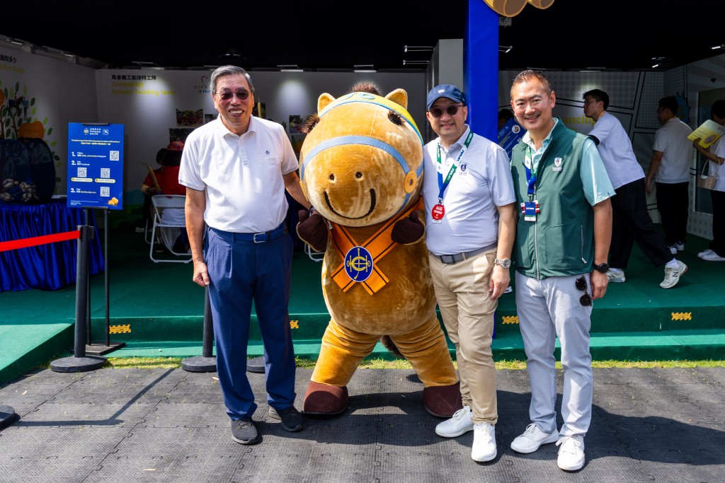 前立法會主席梁君彥（左一）、香港賽馬會公司事務執行總監譚志源（右二）及香港哥爾夫球會會長郭永亮（右一）參觀馬會攤位。