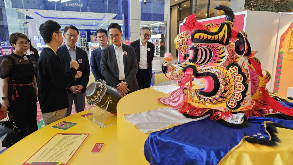 杨润雄在曼谷参观康文署在当地商场举办「香港非物质文化遗产嘉年华」展览。杨润雄FB