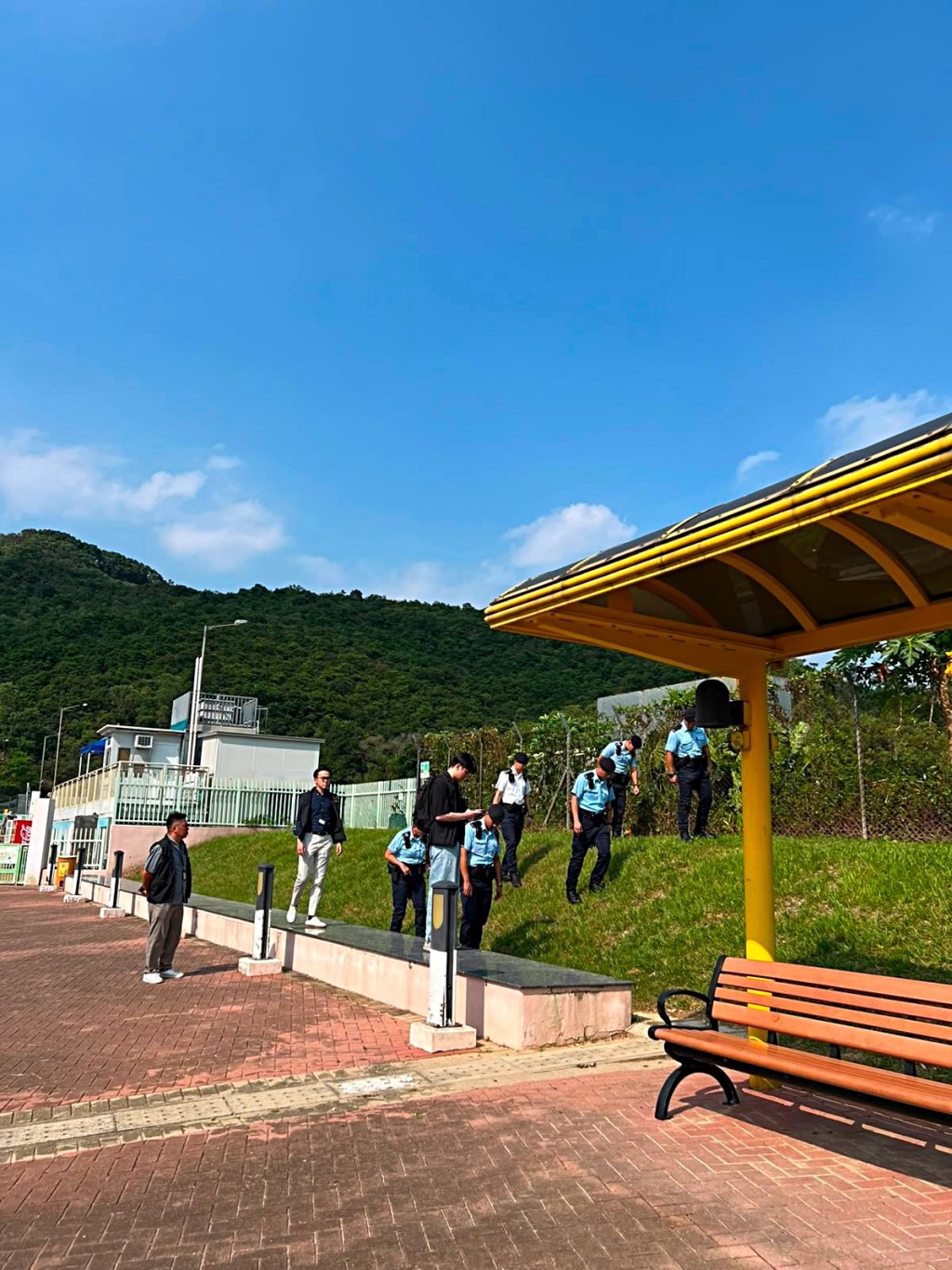 將軍澳警區動物罪案警察專隊在場搜證。警方提供 將軍澳警區動物罪案警察專隊在場搜證。警方提供