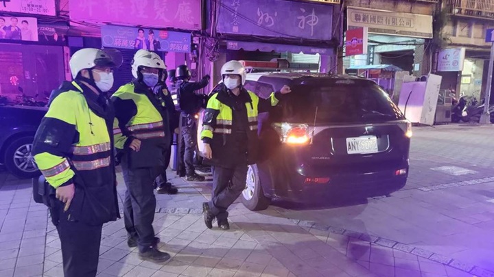 台北市萬華區發生連環槍擊案，大批警員封鎖現場。中時圖片
