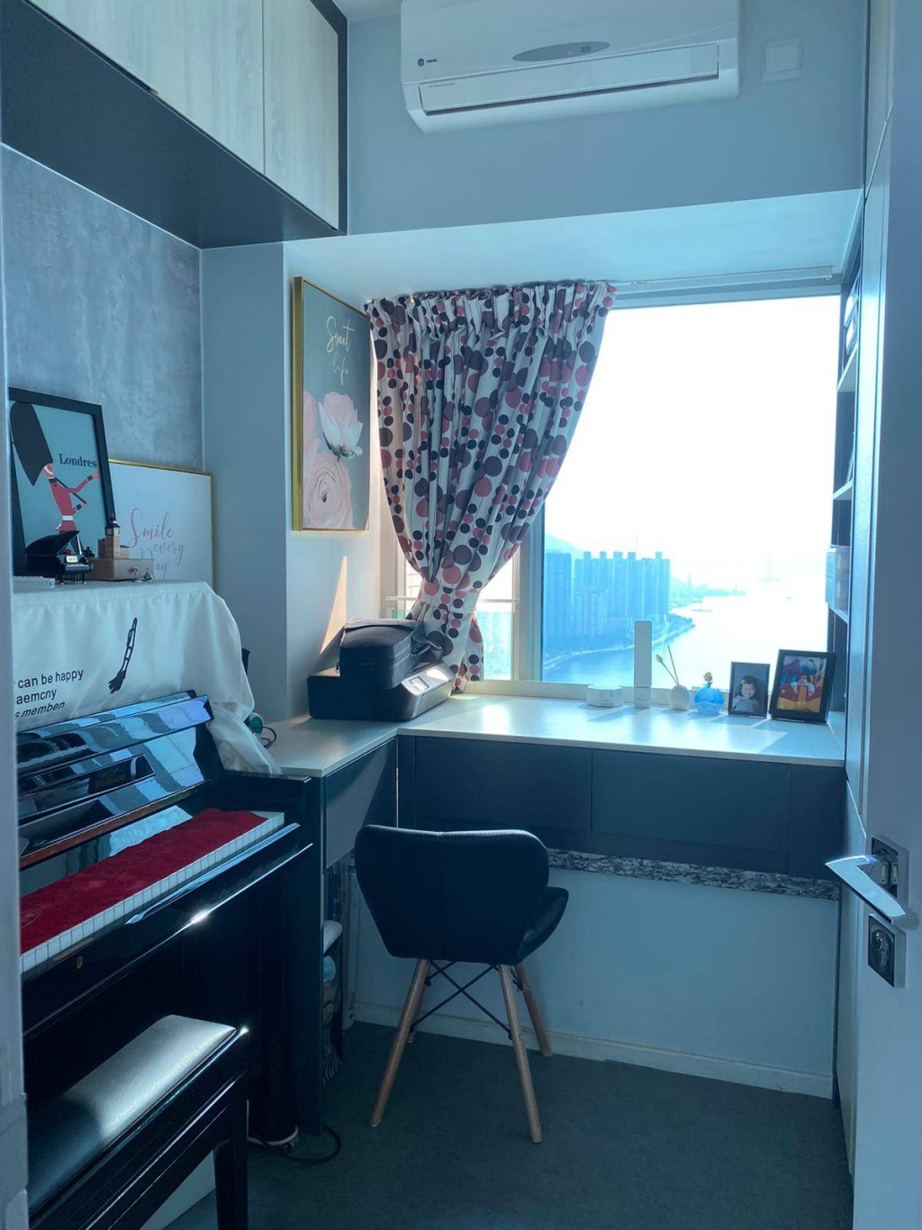 於窗台位置造有書枱，善用該處空間。