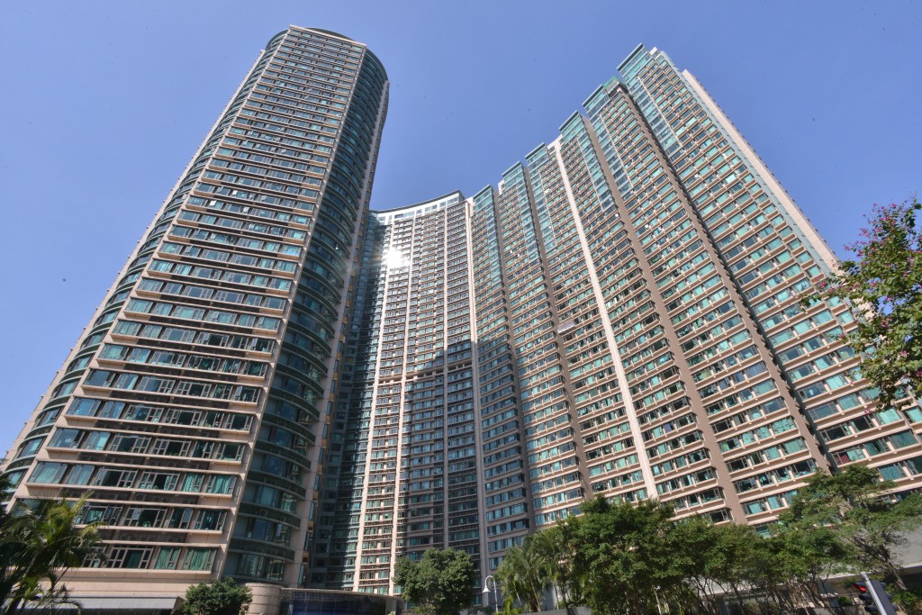 半島豪庭高層套三房戶1350萬沽。
