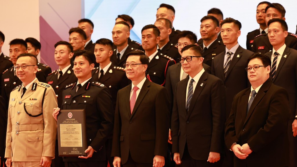 行政長官表揚榜|鄧炳強見證保安局及紀律部隊員工獲頒獎 大讚展現公務員卓越風範