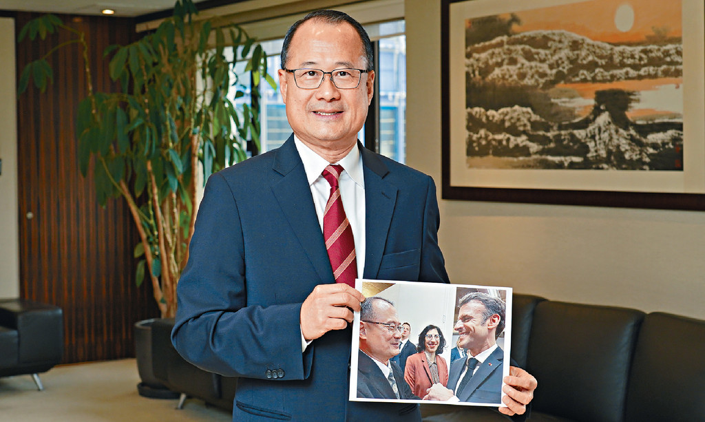 ■新華集團主席蔡冠深赴巴黎愛麗舍宮出席授勳儀式前接受本報專訪。  
