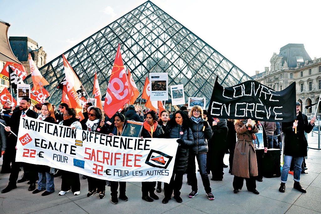 羅浮宮員工昨日持標語罷工。