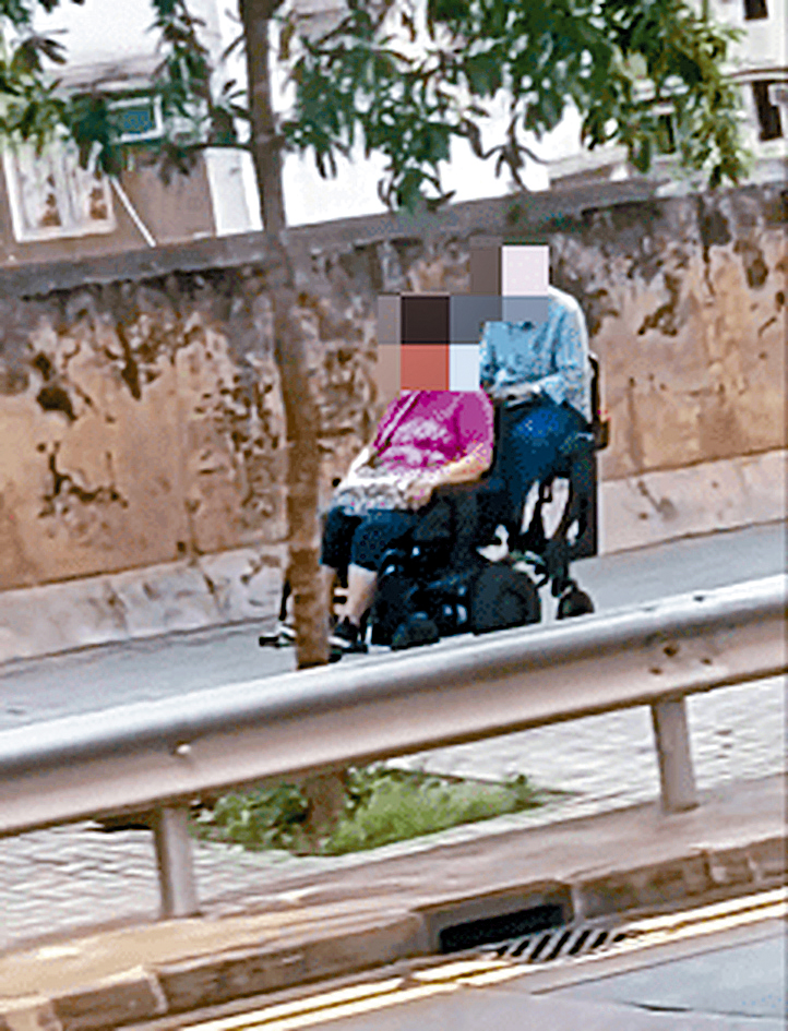 有網民日前在社交平台發帖，指在柴灣往東區醫院方向，有雙人四輪殘疾電動代步車在行人路上行駛，引起熱烈討論。