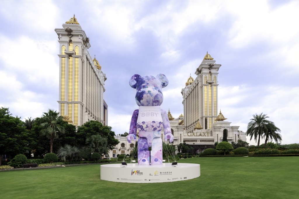 超過7米高的全球首個MY FIRST BE@RBRICK B@BY 10000 %充氣藝術裝置,絕對是打卡熱點。