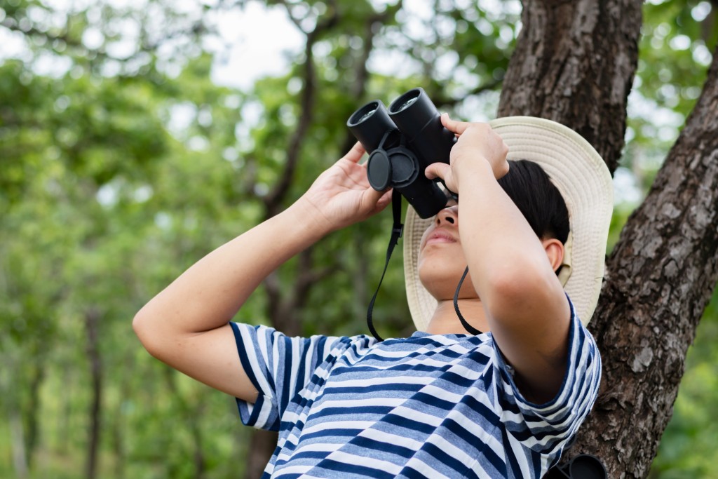 觀察冬季候鳥,了解其遷徙路線與生存秘技, 亦會親手製作簡單望遠鏡並進行觀鳥活動。(圖片來源:受訪者提供) 觀察冬季候鳥,了解其遷徙路線與生存秘技, 亦會親手製作簡單望遠鏡並進行觀鳥活動。(圖片來源:受訪者提供)