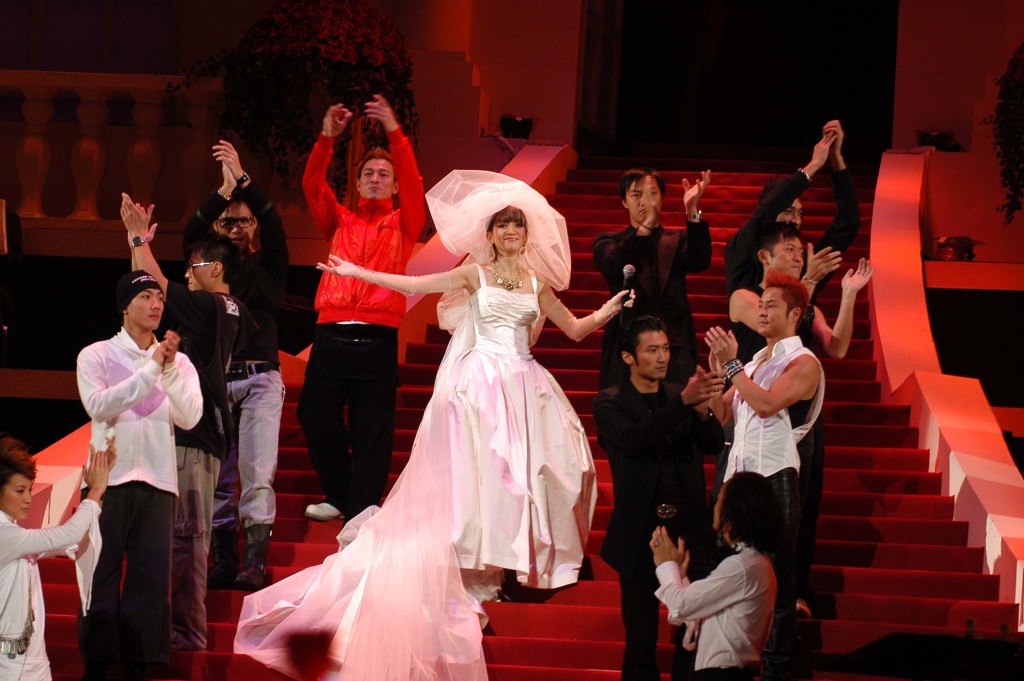 梅艷芳堅持抱病舉行演唱會，其間穿上劉培基設計的婚紗，完成「嫁給舞台」的心願。