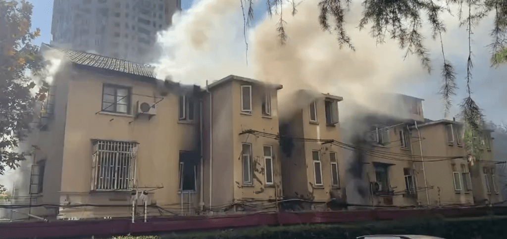 上海黃浦一小區突發火災，樓內冒出大量濃煙。